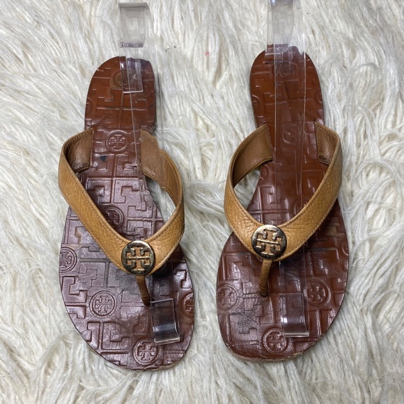 Tory Burch Thora Tan Tumbled Leather Gold Logo Flip Flop Thong Sandal - Picture 1 of 9